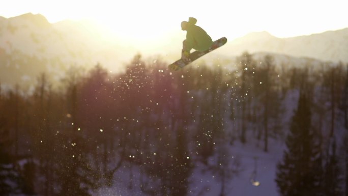 日落跳板运动员单板大跳台冬季滑雪极限运动