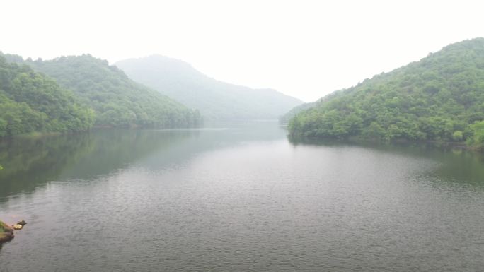 4K航拍两岸绿山河间景色