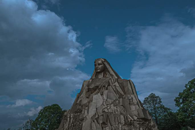 高黎贡山之母雕塑