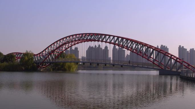 吴江区盛泽高新区潜龙渠公园游客在桥上行