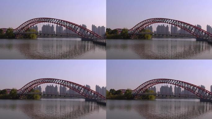 吴江区盛泽高新区潜龙渠公园游客在桥上行