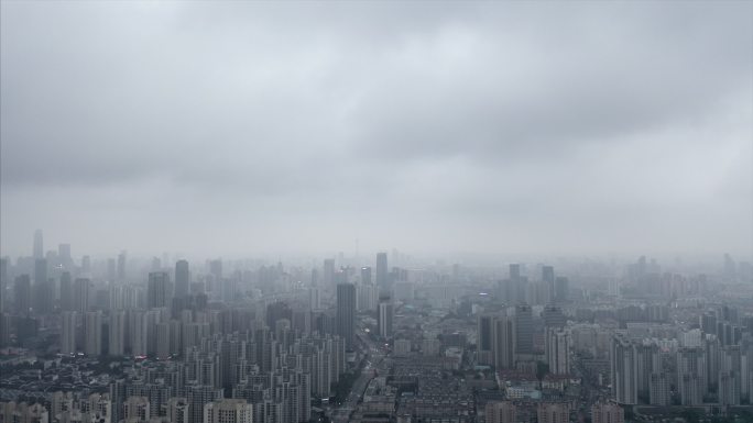 雨中的城市都市阴雨天雾蒙蒙