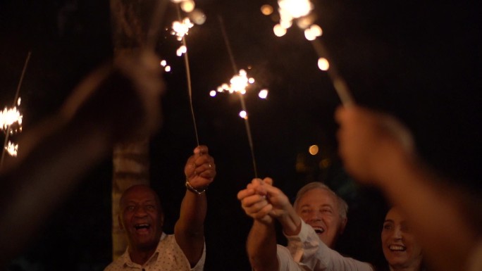 一家人在家里用火花庆祝新年