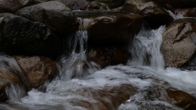 实拍山内澄清激涌流水