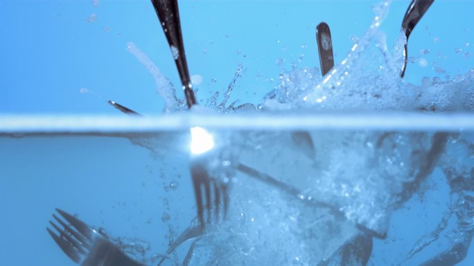 餐具落入洗碗水中的超慢镜头