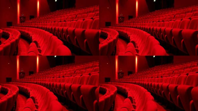 有红色座位的电影院。