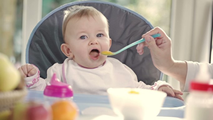 可爱的宝宝吃东西广告陪伴生活婴儿产品亲子