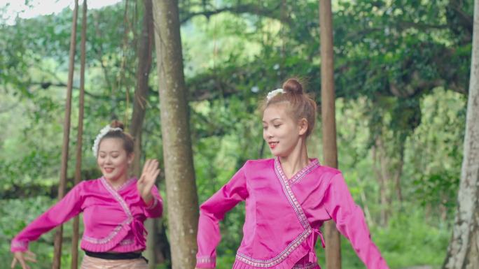 云南德宏少数民族傣族姑娘舞蹈