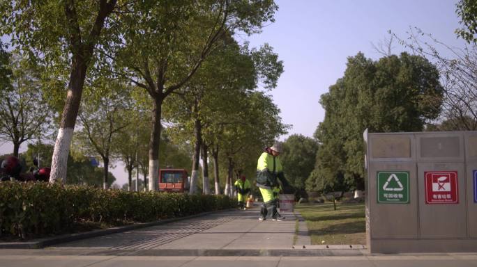 垃圾分类-环卫工人在公园小路上捡拾垃圾