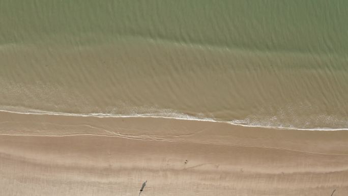 4K航拍福建平潭海边沙滩海浪俯拍