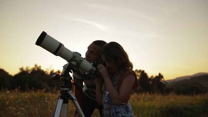 父女俩用望远镜观察天空
