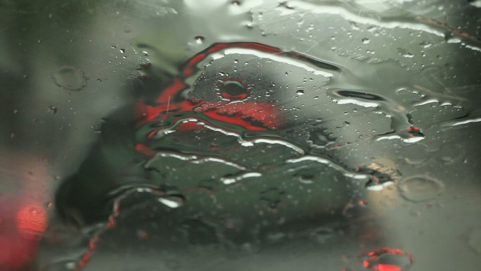 汽车雨刮器正在缓慢地排除雨水