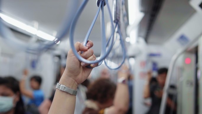 地铁列车中手持扶手带的特写镜头