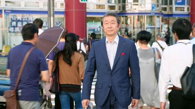 一个商人在日本东京的人行横道上。