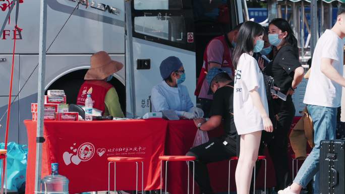 北京站前广场献血车献血志愿者