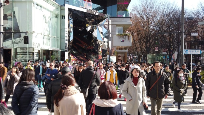 日本东京过红绿灯的行人