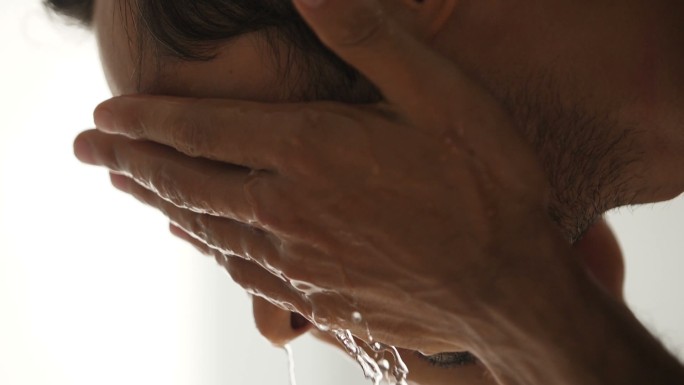 一名男子正在用水洗手的慢镜头