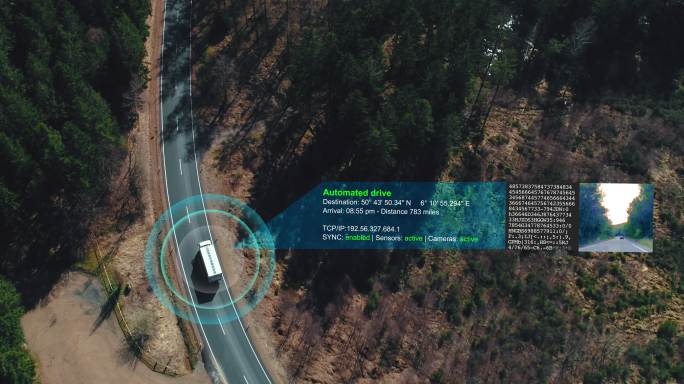 自动驾驶卡车在森林公路上行驶，跟踪信息
