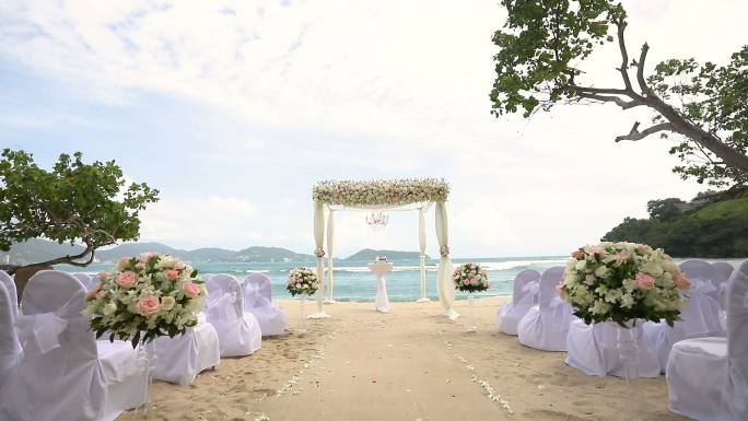 美丽的婚礼在海边举行。