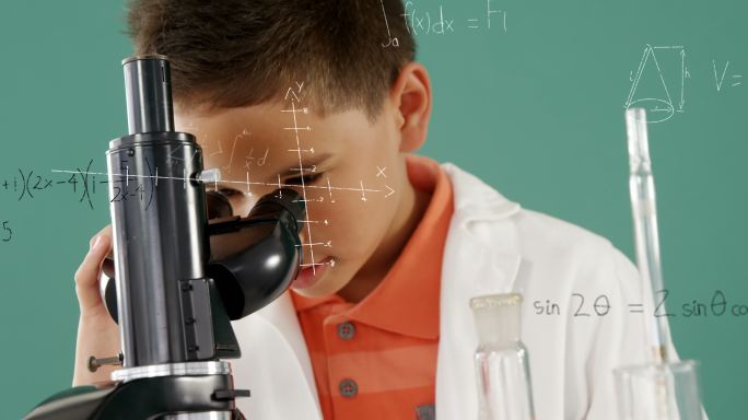 研究显微镜的小男孩