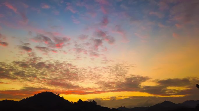 美丽的日出在群山之上的延时摄影