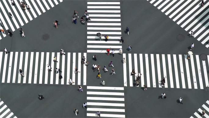 慢镜头下的十字路口鸟瞰图