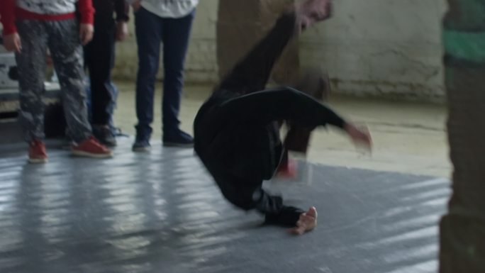 男孩在地板上跳霹雳舞