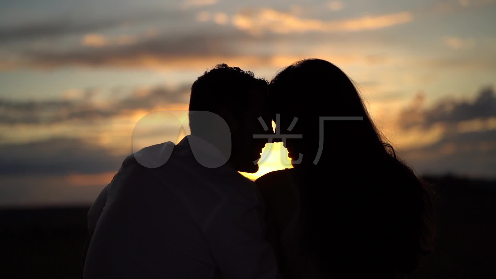夕阳下亲吻的情侣摄影高清摄影大图-千库网