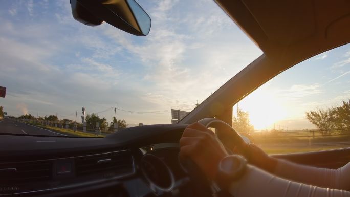 行驶中的汽车自驾游夕阳光影旅游旅行