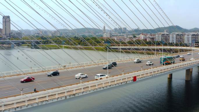 【高清航拍】汽车驶过跨江大桥城市交通车流