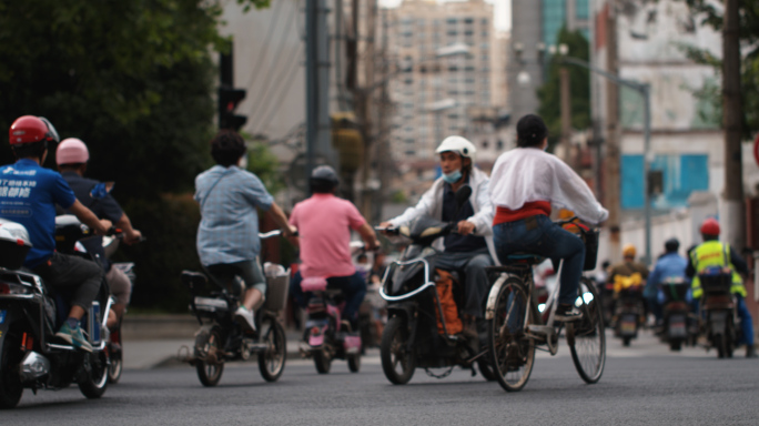 城市里的电动车车流