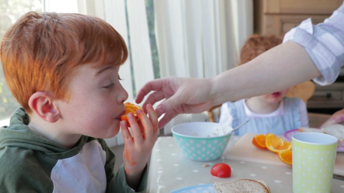 正在吃水果的小男孩
