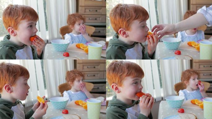 正在吃水果的小男孩