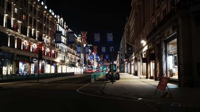 英国街头实拍国外夜景大巴道路路灯彩旗