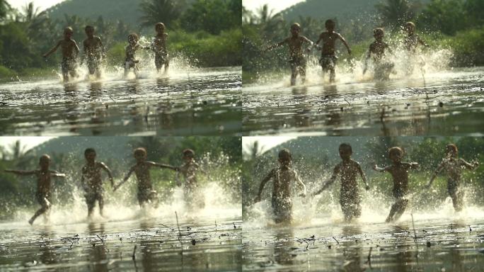 男孩在河里嬉戏，一起泼水