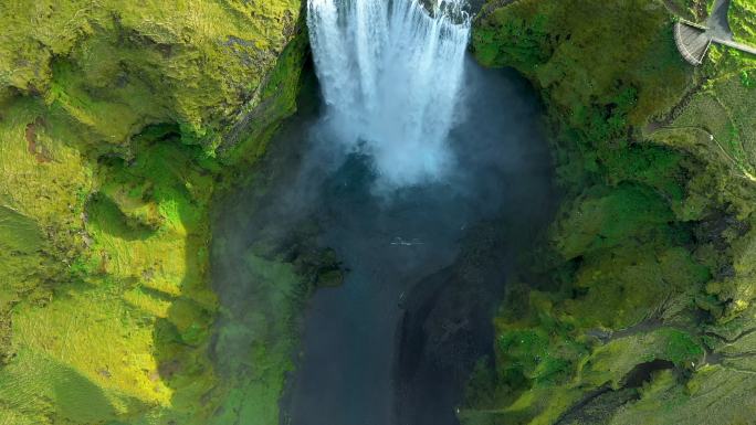 通过无人机视角鸟瞰冰岛斯科加瀑布
