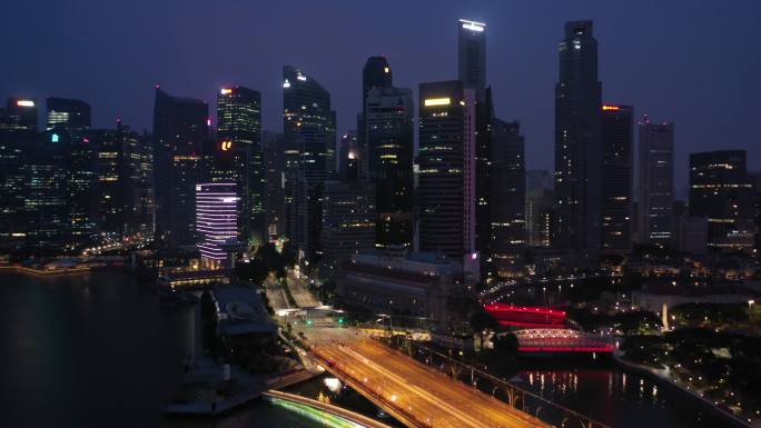 黄昏时分的新加坡城市街道