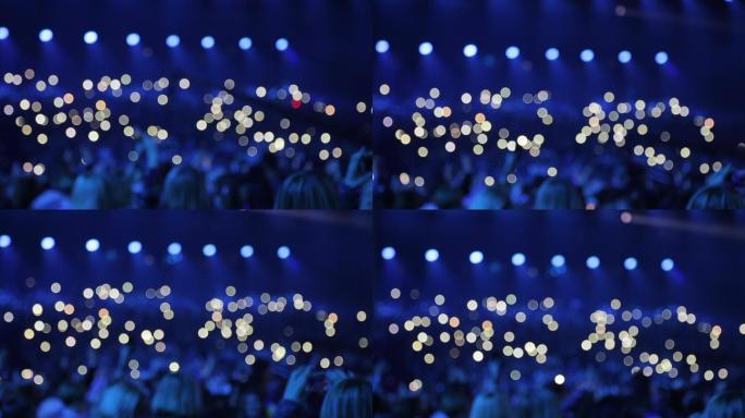 音乐会上观众们用手机手电筒照耀着