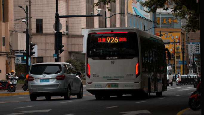 城市街道行驶过的车