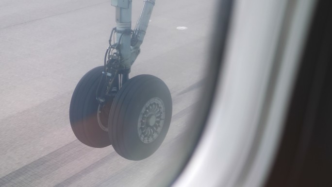 飞机的轮子落地瞬间安全抵达4K降落