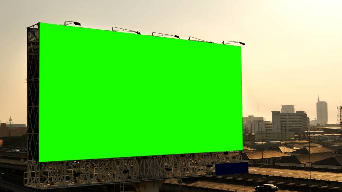 日落时分高速公路广告牌的绿屏