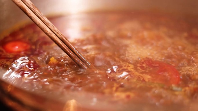 牛肉火锅涮肉汤底沾酱沸腾