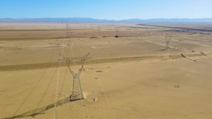 沙漠电缆高压电塔4K航拍视频