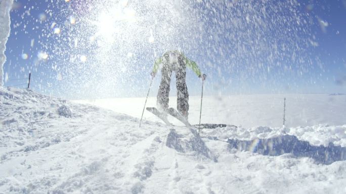 阳光明媚的冬日，滑雪者开始在山顶滑雪