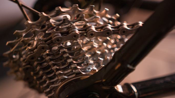 自行车齿轮和链条运动的特写镜头