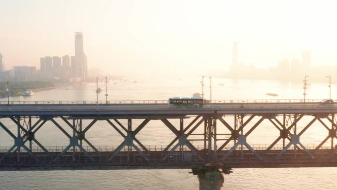 【原创4K】长江大桥日出公交车行驶航拍