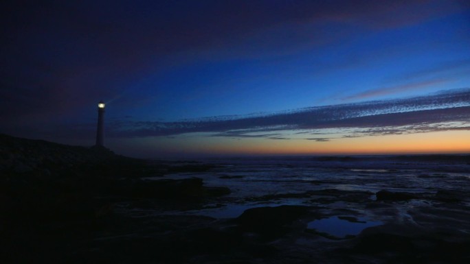 夜晚的灯塔海岛海上指路海上照明