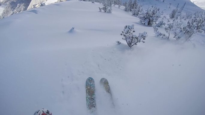 滑雪者从陡峭的山坡上滑下来