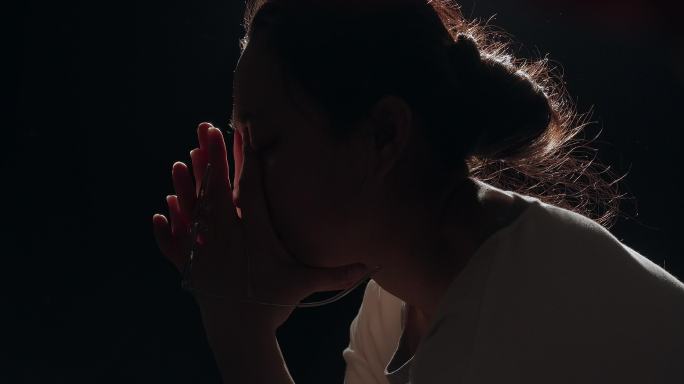 4K沉思难过的女人、女人祈祷