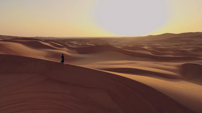 在沙漠中行走的女人